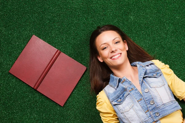 Mujer joven con libro — Foto de Stock