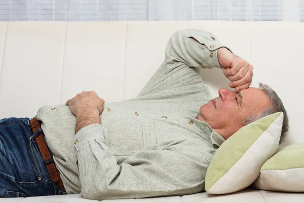 Alter Mann hat Kopfschmerzen — Stockfoto