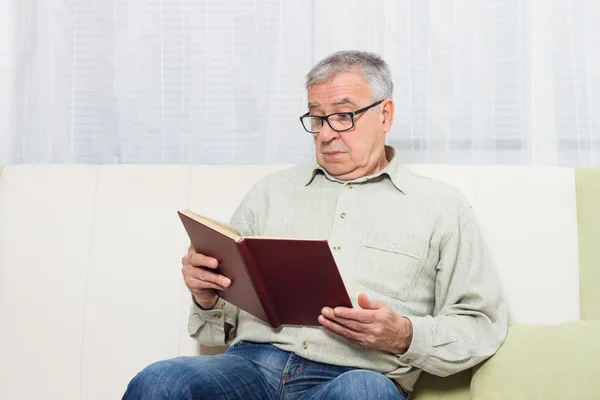 Buch eines alten Mannes lesen — Stockfoto