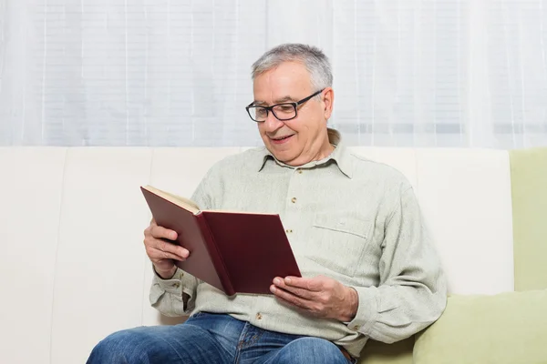 Buch eines alten Mannes lesen — Stockfoto