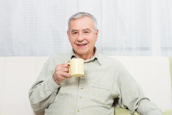 Alter Mann trinkt Tee — Stockfoto