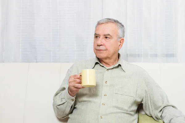 Alter Mann trinkt Tee — Stockfoto