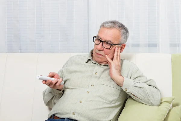 Gelangweilt alter Mann vor dem Fernseher — Stockfoto