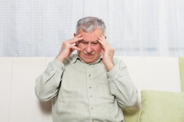 Yaşlı adam baş ağrısı vardır