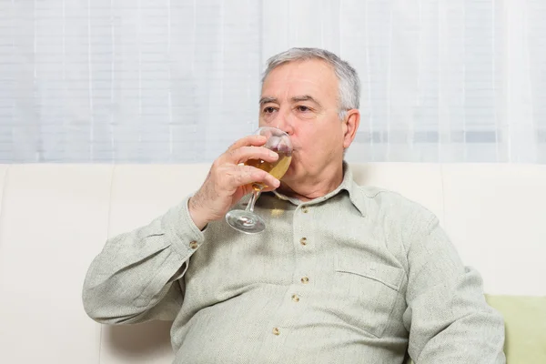 Yaşlı adam şarap içme — Stok fotoğraf