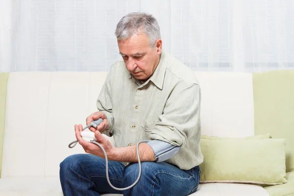 Hombre viejo midiendo la presión arterial —  Fotos de Stock