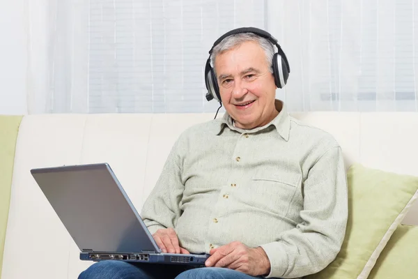 Viejo escuchando música —  Fotos de Stock