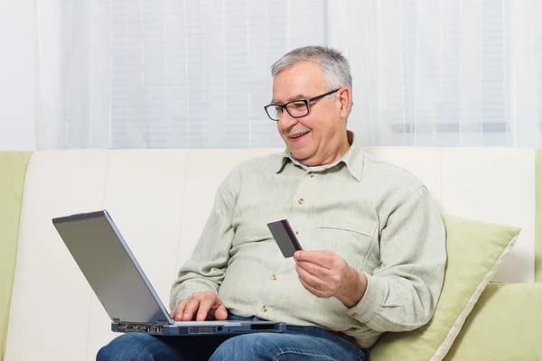 Hombre viejo compras en línea — Foto de Stock