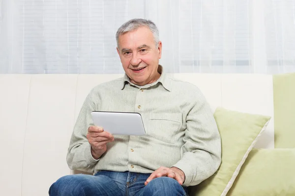 Hombre viejo con tableta digital — Foto de Stock