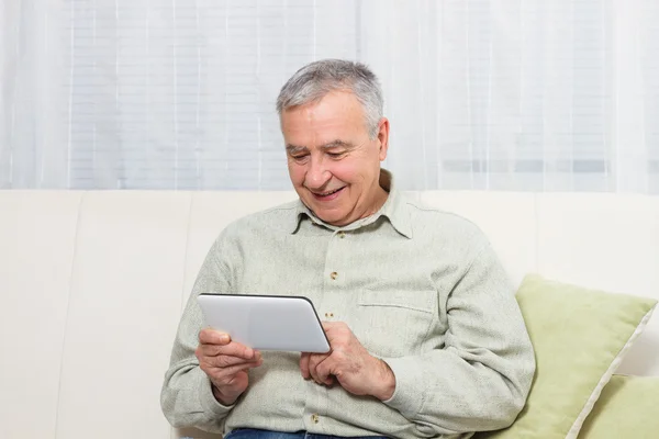 Dijital tablet ile yaşlı adam — Stok fotoğraf