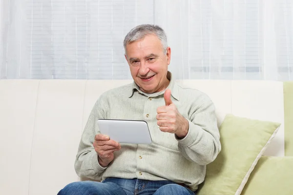 Hombre viejo con tableta digital — Foto de Stock