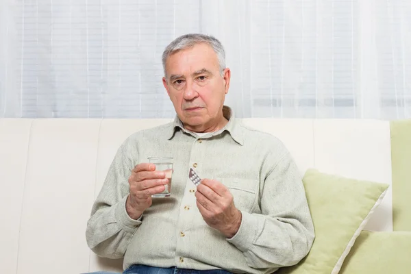 Alter Mann nimmt Tablette — Stockfoto