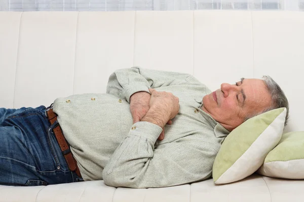 Alter Mann schläft — Stockfoto