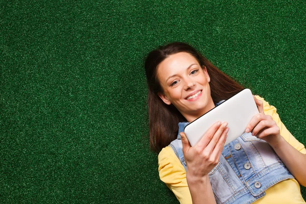 Ung kvinna med digital tablett — Stockfoto