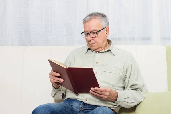 Hombre mayor leyendo libro —  Fotos de Stock