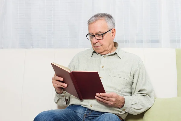 Älterer Mann liest Buch — Stockfoto