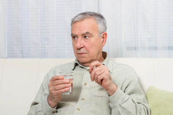 Uomo anziano prendendo pillole — Foto Stock