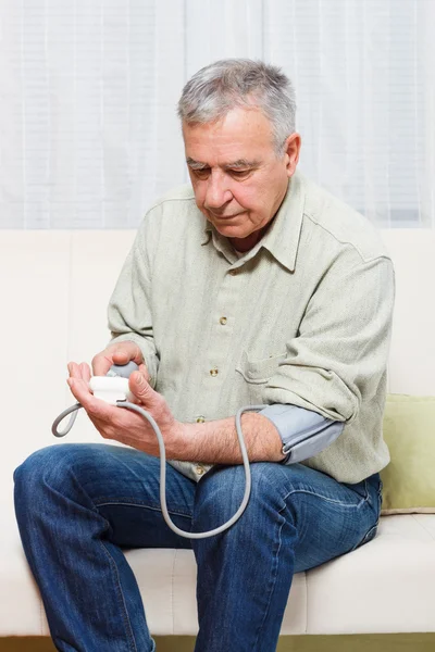 Senior homem pressão de medição — Fotografia de Stock