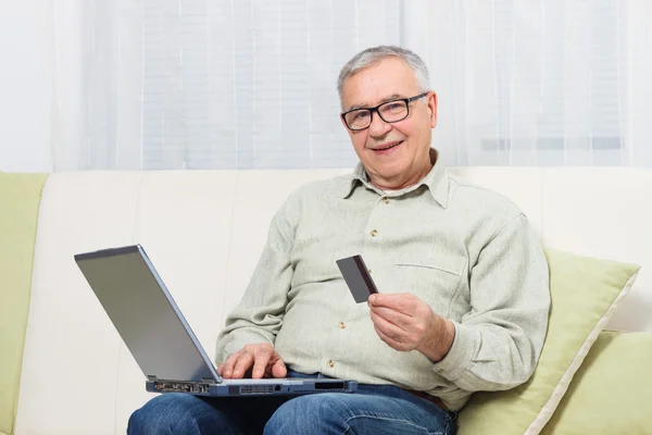 Hombre mayor de compras en línea — Foto de Stock