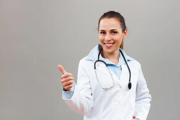 Médico mostrando polegar para cima — Fotografia de Stock