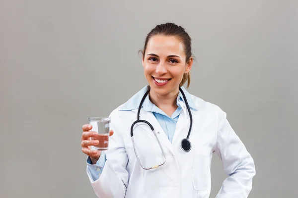 Läkare anläggning glas vatten — Stockfoto