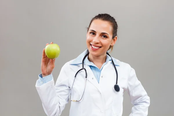 Женщина-врач с яблоком — стоковое фото