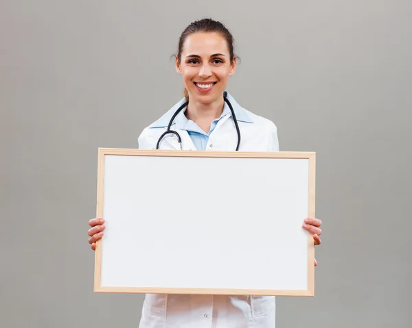 Kvinnliga läkare håller styrelsen — Stockfoto