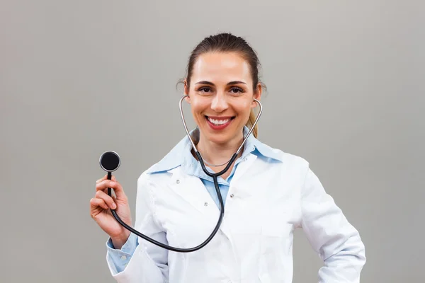 Doctora sosteniendo estetoscopio — Foto de Stock