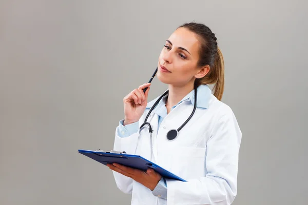 Thinking woman doctor — Stockfoto