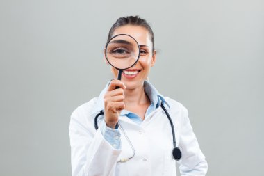 Büyüteç ile doktor.