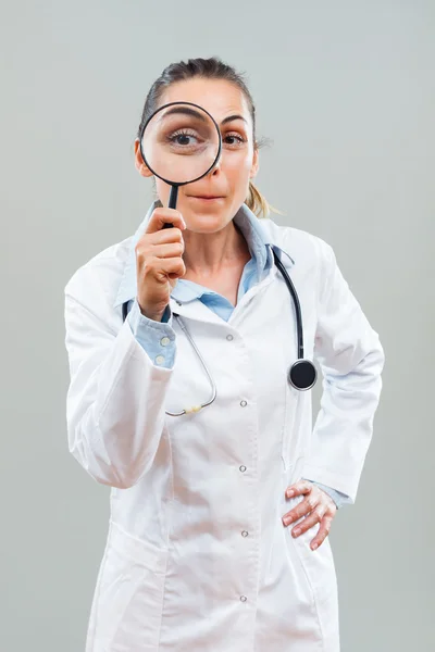 Läkare med förstoringsglas. — Stockfoto