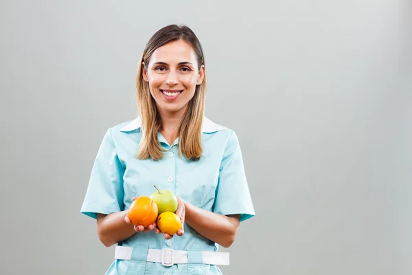 Pielęgniarka kobieta z owocami — Zdjęcie stockowe
