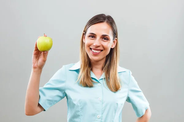 Vrouw verpleegkundige met apple — Stockfoto