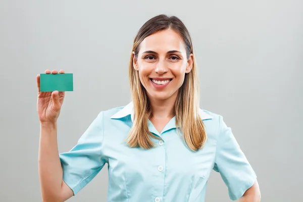 Enfermeiro mostrando cartão de visita . — Fotografia de Stock