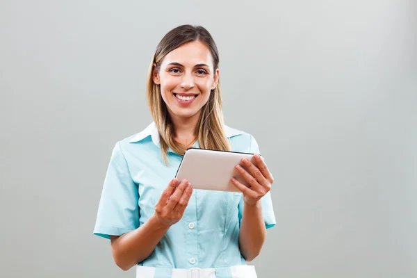 Zdravotní sestra s digitálním tabletu — Stock fotografie