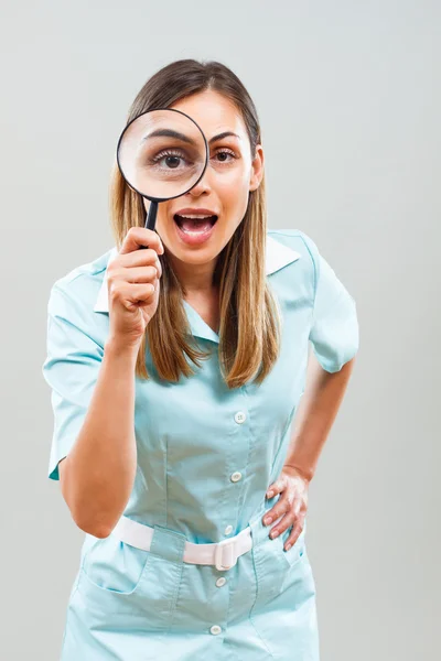 Sjuksköterska med förstoringsglas. — Stockfoto