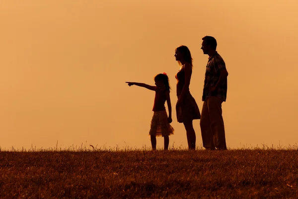 Família na natureza ao pôr do sol — Fotografia de Stock