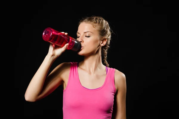 Mujer bebiendo agua después del ejercicio — Foto de Stock