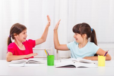 iki mutlu gülümseyen kız öğrenciler