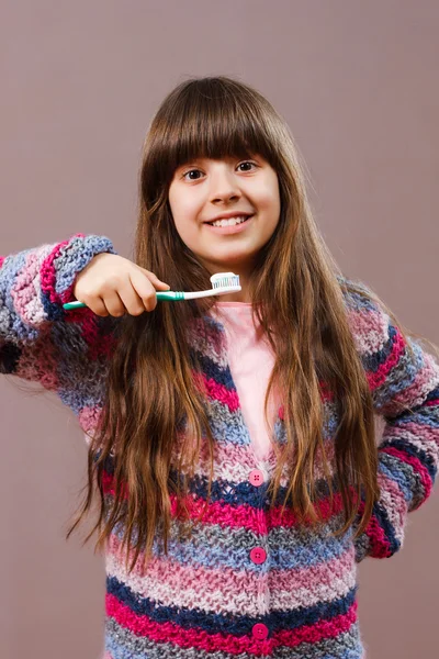 Menina segurando escova de dentes — Fotografia de Stock