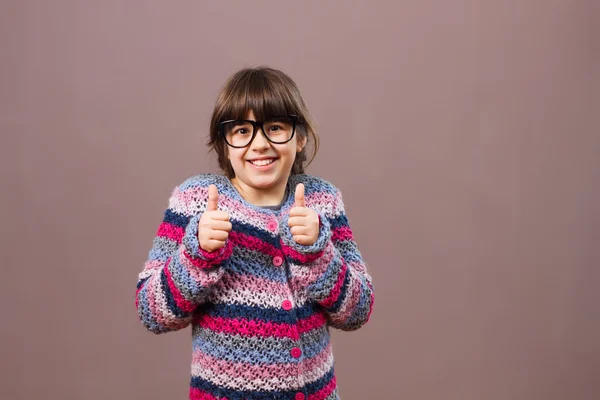 Nerd-Mädchen zeigt Daumen hoch — Stockfoto