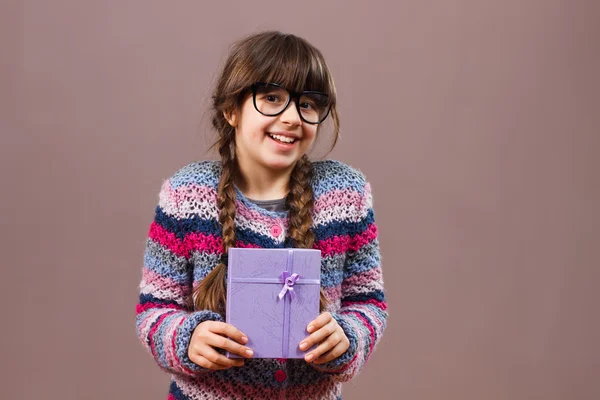 Niña con caja de regalo —  Fotos de Stock