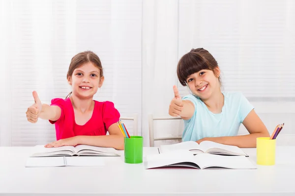 Dos colegialas sonrientes felices — Foto de Stock