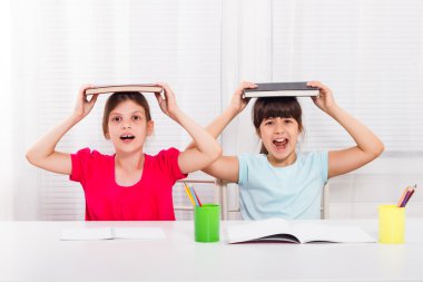 kitaplarla iki panik kız öğrenciler