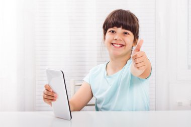Dijital tablet ile küçük kız