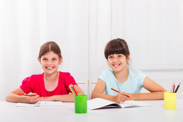 Çizim iki mutlu kız öğrenciler — Stok fotoğraf