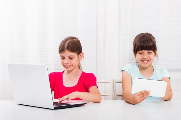 Niñas con portátil y tableta — Foto de Stock