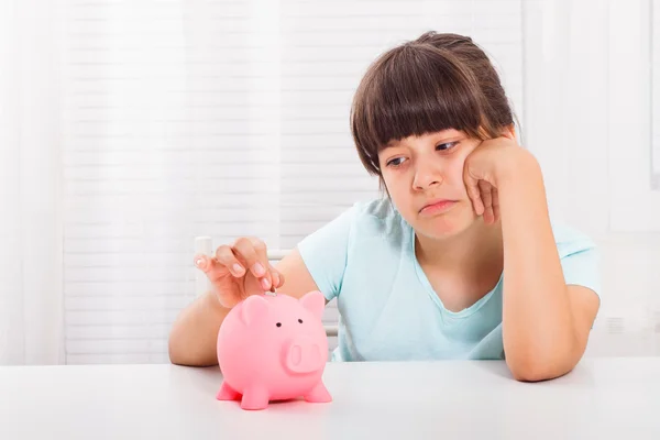 Menina triste com banco porquinho — Fotografia de Stock