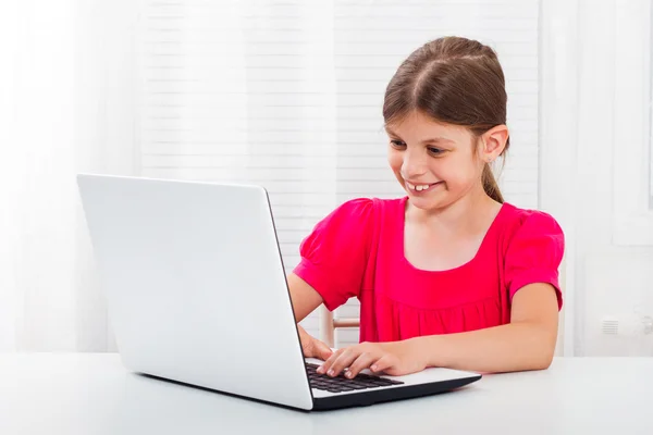 Niña usando laptop — Foto de Stock