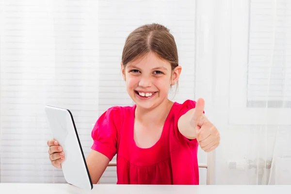 小女孩用数字平板电脑 — 图库照片